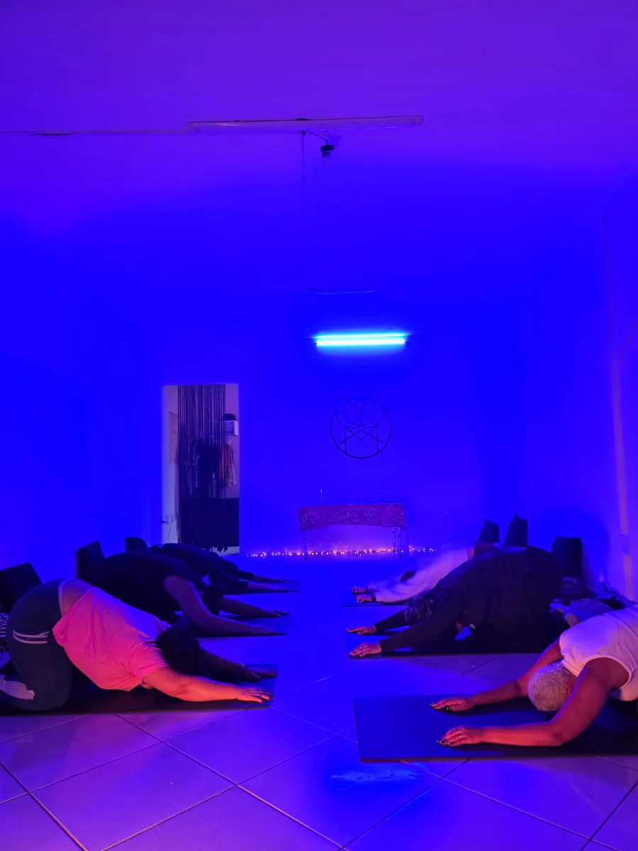Aula de Yoga Restaurativa no Espaço Amar
